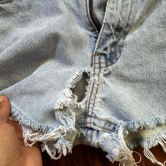 Levis distressed shorts - Picture 2 of 7